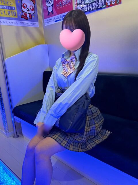 電車で脱ぎ始めちゃう女の子