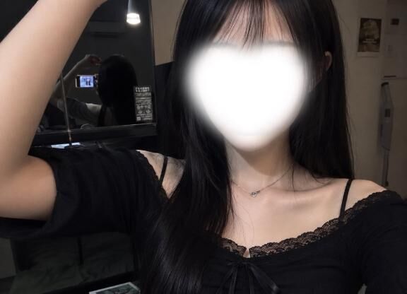 白い肌に黒い服♪